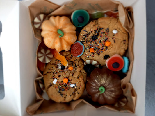 Spooky cookie & brownie treatbox